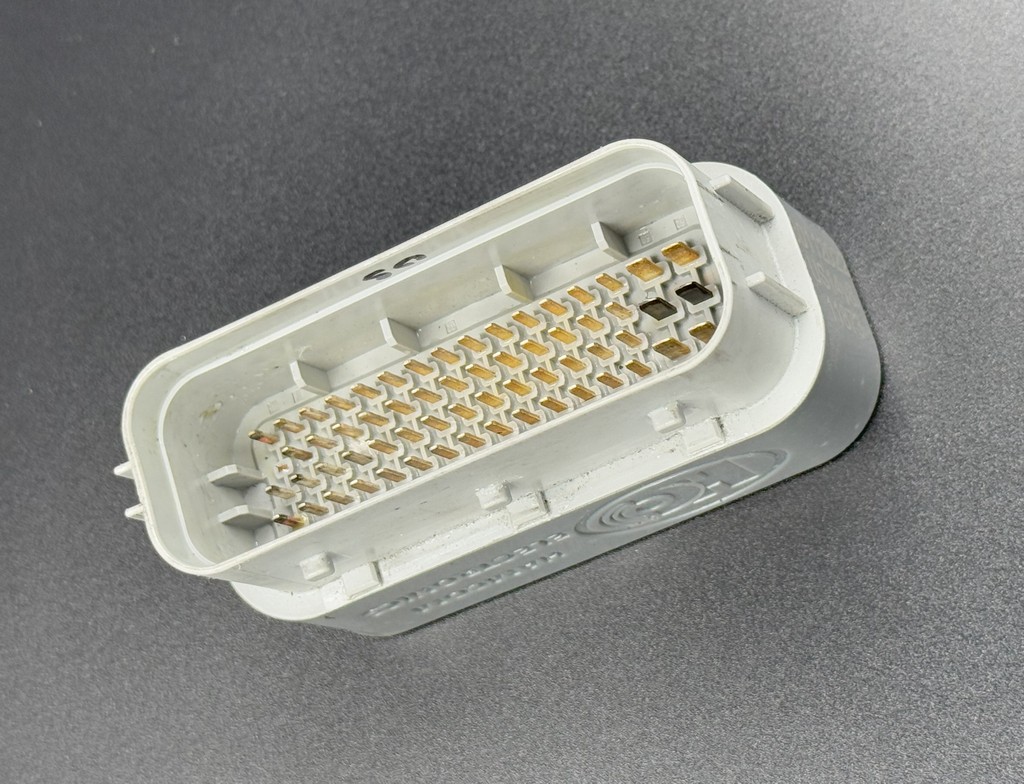 Damaged VILKUS-62 DPF/SCR-off emulator with corroded pins