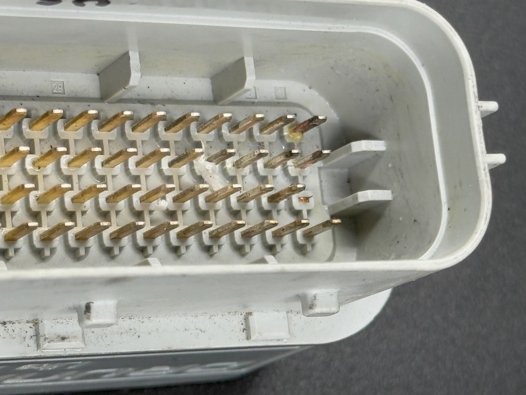 VILKUS-62 DPF/SCR-off emulator connected incorrectly and broken pins